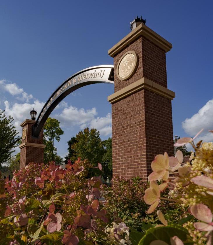 Stowe Gateway at UW-欧克莱尔 in fall sunshine